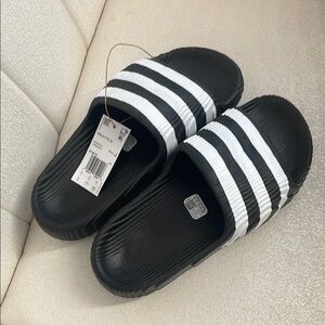Adidas ADILETTE 22 Black and White Size 9